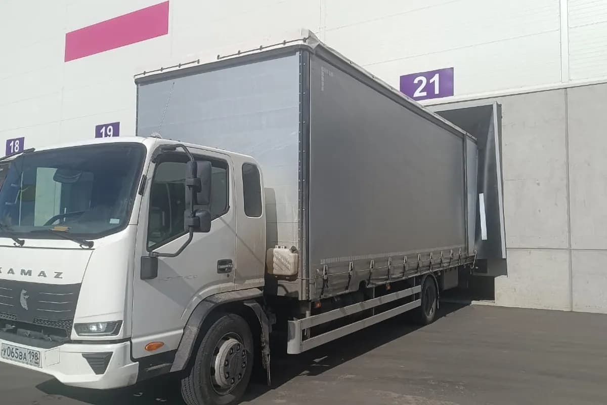 КАМАЗ Компас 12 на загрузке у склада